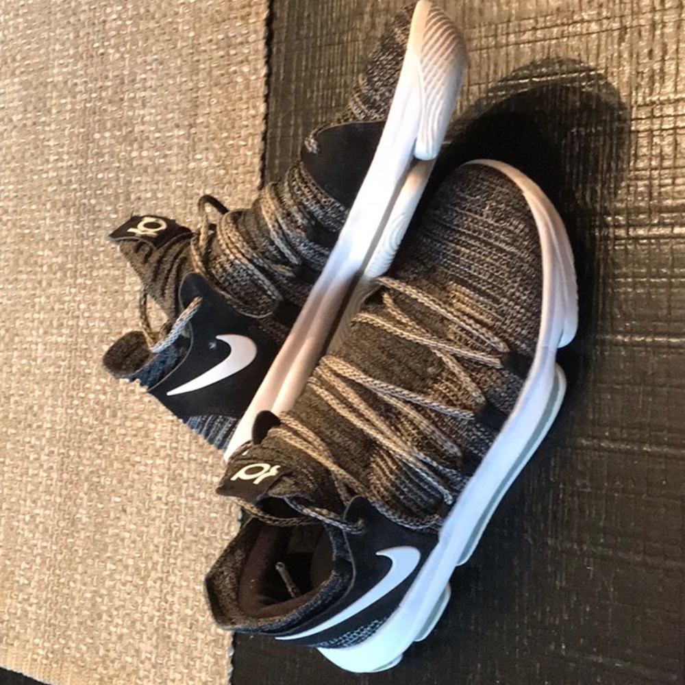 Men’s basketball shoe